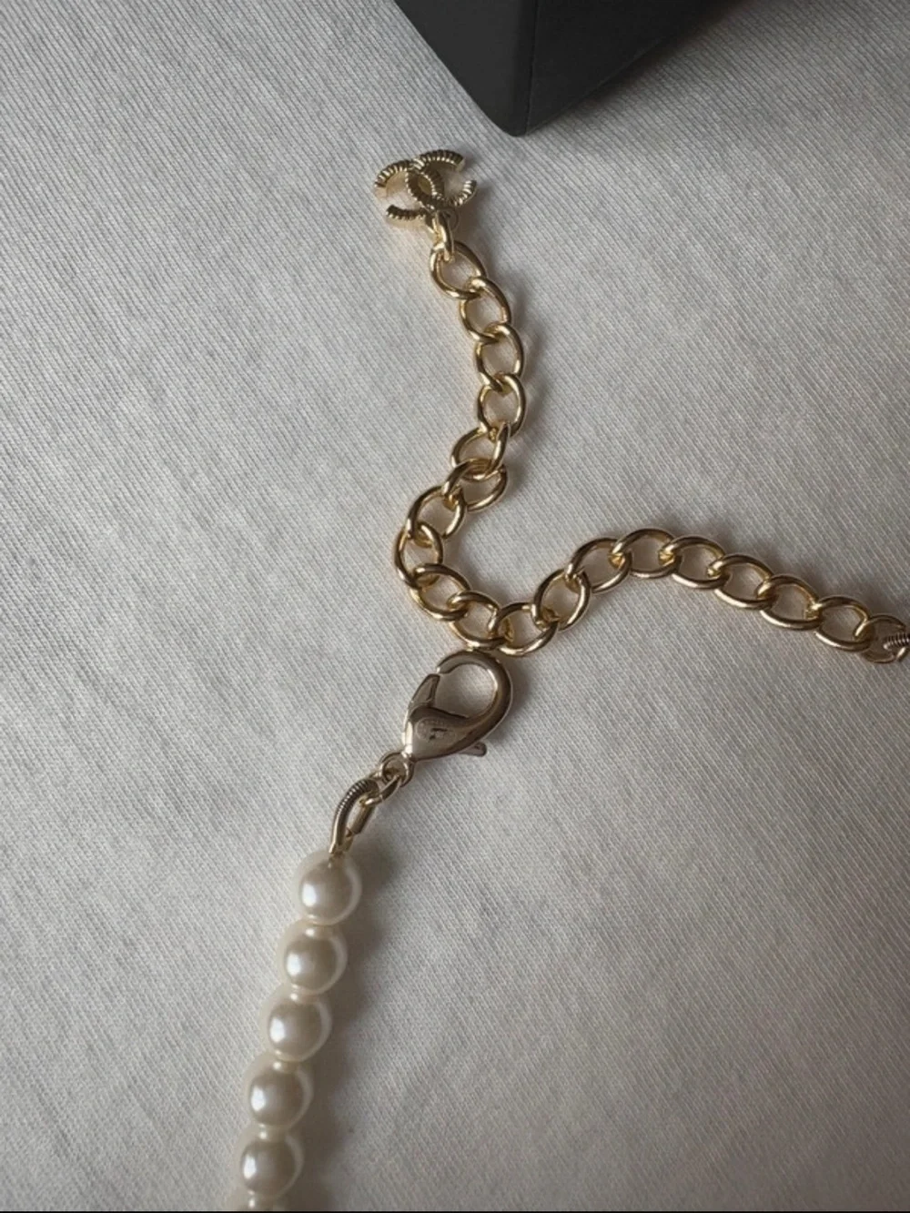 CHANEL Pearl & Gold pleated Chain Necklace with pink heart gems 💗 - new with box